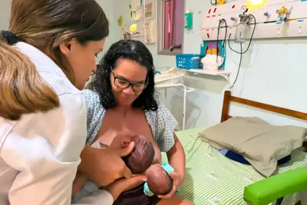 Mãe de gêmeos destaca relevância da amamentação na Semana Mundial de Aleitamento Materno