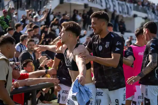 Brenner marca duas vezes e Vasco novamente elimina o Fluminense na Copa do Brasil