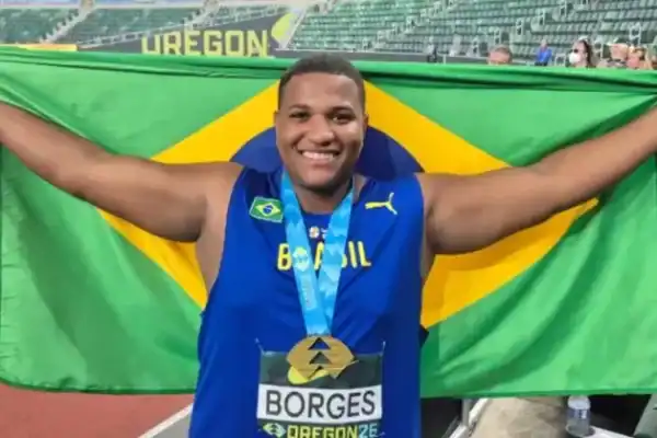 Promessa brasileira conquista ouro no arremesso do peso no Mundial Sub-20 de atletismo