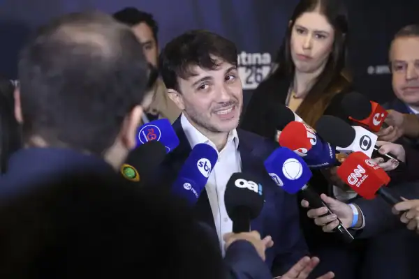 Hertz Dias registra candidatura presidencial sem declarar bens