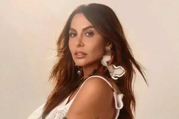 Alinne Rosa faz boletim de ocorrência após ser atingida por copo durante show