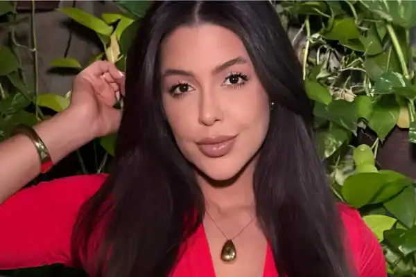 Ex-BBB Laís Caldas explica por que a filha ainda não pode usar brincos