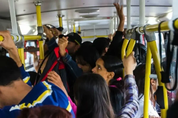 Coronel da Polícia Militar é detido em flagrante por importunação sexual em ônibus