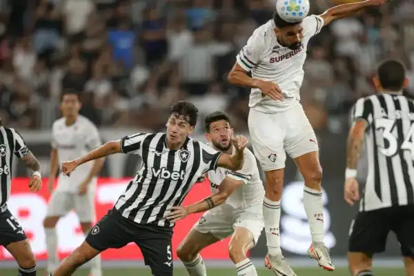 Botafogo marca golaço, mas Fluminense garante empate em clássico no Brasileirão