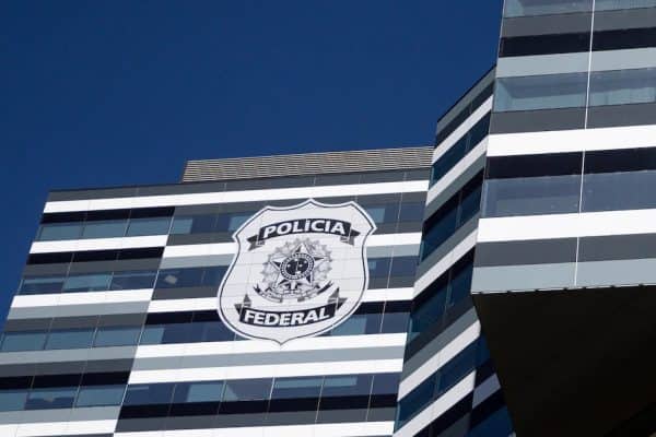 PF faz varredura em fundo previdenciário de Maceió e investiga aporte de R$ 97 milhões no Banco Master