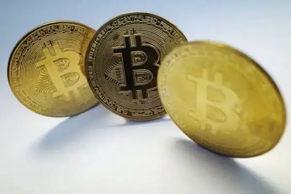 Bitcoin recua por cautela diante do impasse no Oriente Médio e da expectativa pelo CPI