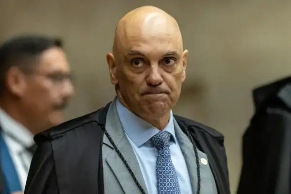 Moraes ordena busca contra fonte de jornalista que publicou texto sobre Dino
