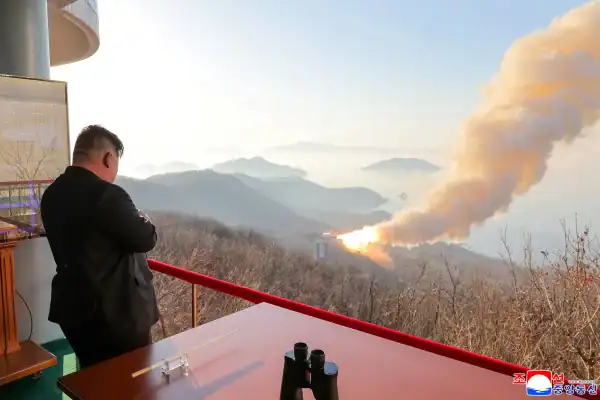 Coreia do Norte dispara míssil balístico rumo ao mar, dizem países vizinhos