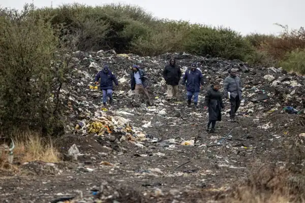 Desabamento de mina ilegal de platina na África do Sul causa 14 mortes e deixa 8 feridos