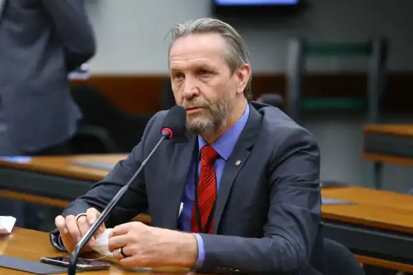 Líder do PT na Câmara sofre mal-estar em reunião e Motta suspende ordem do dia