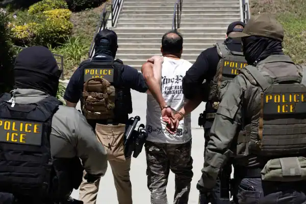 ICE pretende equipar agentes com luvas que aplicam choques elétricos dolorosos