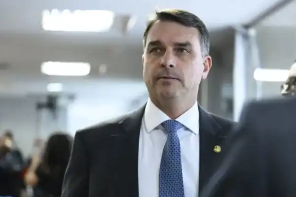 Flávio Bolsonaro não consegue registrar a candidatura no TSE após alteração de filiação