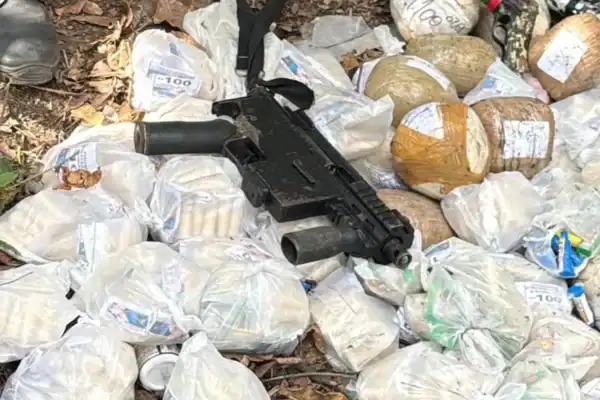 PM apreende fuzil, submetralhadora, pistola e grande quantidade de drogas em Barra Mansa