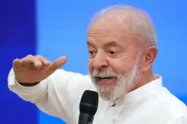 Pesquisa Quaest mostra que 37% avaliam governo Lula negativamente, 36% positivamente e 25% como regular