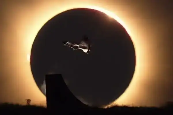 Danny León executa salto durante eclipse solar: ‘manobra da minha vida’