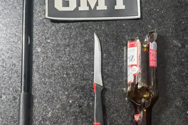 Homem é preso com cabo de guarda-chuva, faca e garrafa após matar aves em praça de Tramandaí