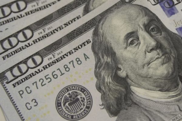 Dólar recua 0,36% após cinco altas seguidas, mas permanece acima de R$ 5,20