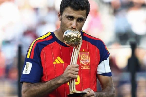 Rodri desembarca em Barcelona e projeta busca por todos os títulos