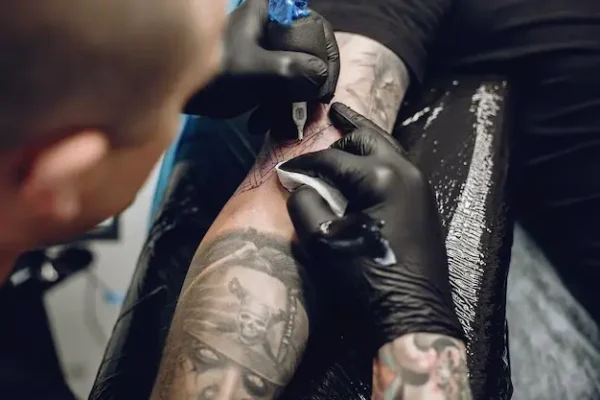 Homem condenado por tatuar adolescentes com mola de isqueiro