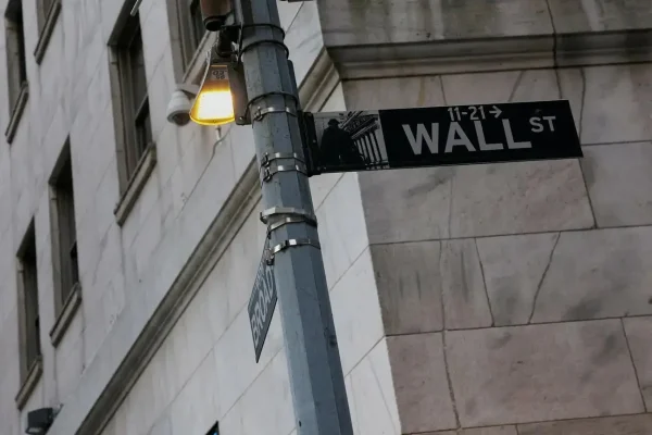 Bolsas de Nova York fecham em baixa com alta dos juros dos Treasuries