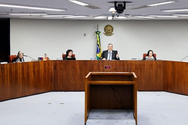 Moraes e Dino propõem rever isenção de diploma de jornalista após buscas a informante