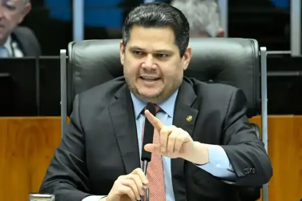 Davi Alcolumbre assina despacho para encaminhar PEC que acaba com a escala 6×1, diz assessoria