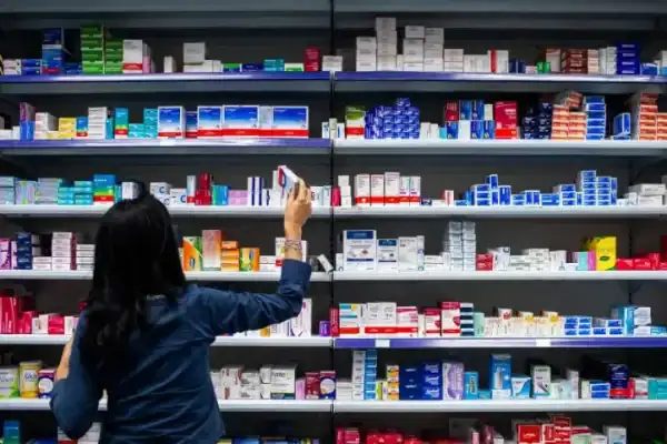 Anvisa inicia regulamentação do uso de apps de delivery na entrega de medicamentos