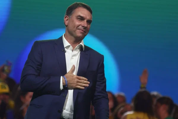 Equipe de Flávio Bolsonaro ajusta discurso sobre reforma tributária e avalia abreviar transição