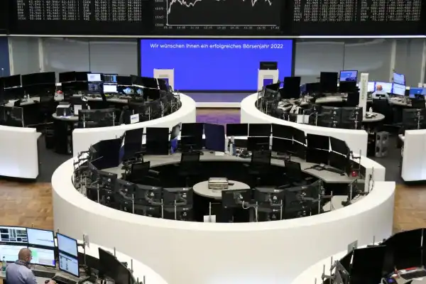Mercado de Nova York fecha em baixa com ameaça de Trump e retomada da alta dos juros longos dos EUA