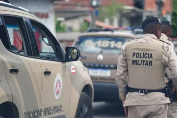 Vídeo registra adolescente colidindo moto em viatura e recebendo chute de PM