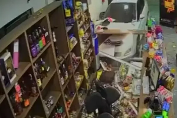 Vídeo mostra carro invadindo loja de bebidas, atravessando o caixa e causando destruição