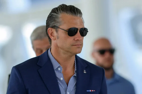 Hegseth não descarta ação militar contra o Irã e reafirma domínio do Estreito de Ormuz