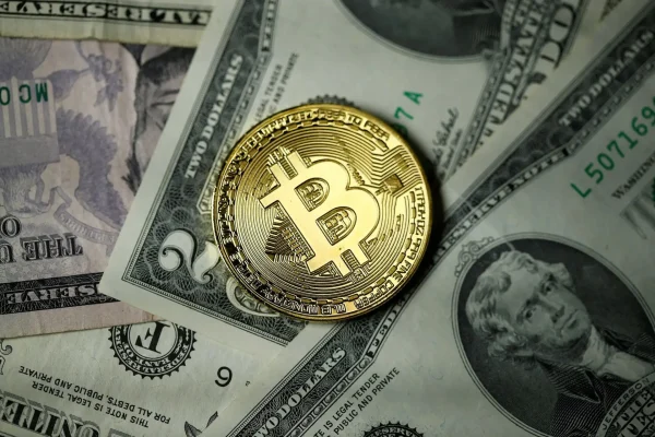 Criptomoedas: bitcoin registra leve alta e menor impulso após alcançar US$ 81 mil