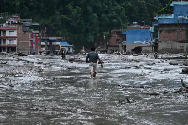‘Minha casa desabou e minha irmã está desaparecida’: relatos de sobreviventes da enxurrada no Nepal