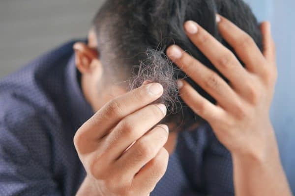Suplemento pode não ser a solução para a queda de cabelo; dermatologistas explicam o que realmente está por trás do problema