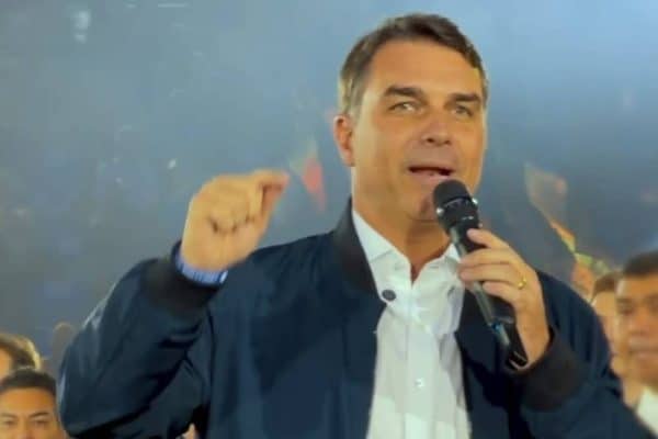 Flávio Bolsonaro quer impor fim da reeleição e limite ao STF em plano de governo