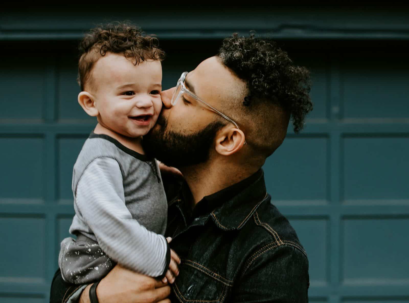 Experiências familiares podem influenciar a maneira de construir relacionamentos (Créditos: Unsplash / Kelly Sikkema)