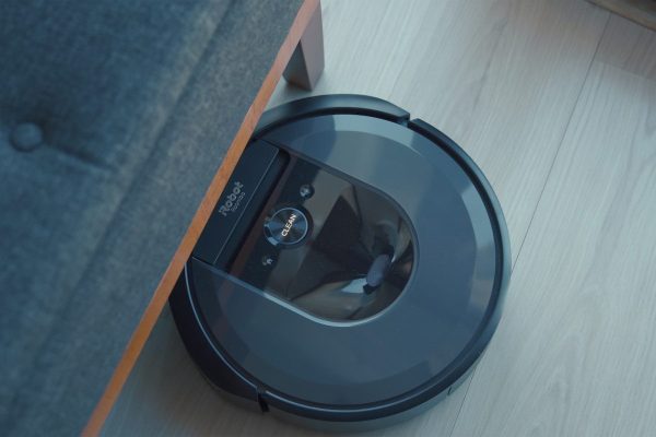 Usou aspirador-robô para flagrar traição da mulher, mas acabou preso por causa das imagens