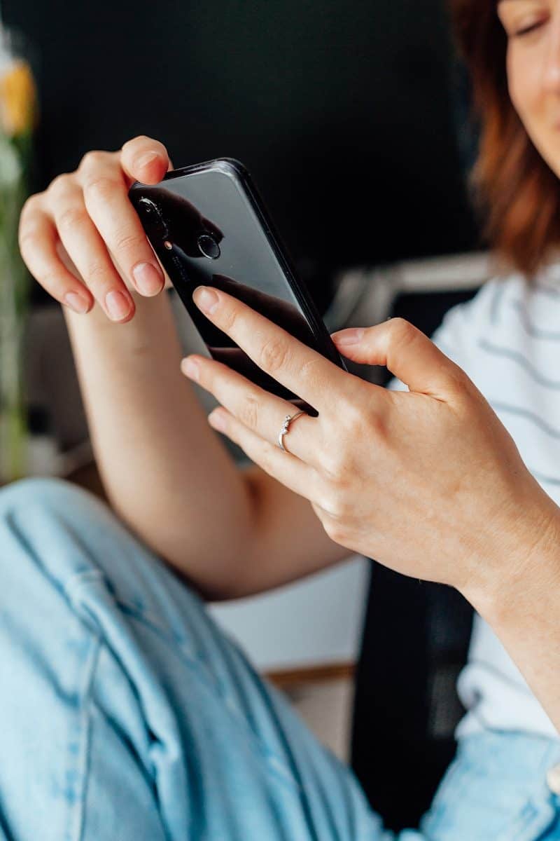 Empresas autorizadas poderão exibir informações durante as ligações. (Créditos: Unsplash Darya Ezerskaya)