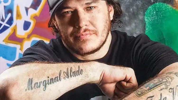 Em entrevista ao 'Snider Cast', Luiz Romani contou detalhes do caso. “Um dia, estou no plantão, por volta das 4h da manhã, entrou um cara mais alto, outro mais forte, e eles falaram: ‘O Chorão morreu’. Eu levantei e falei: ‘O Chorão do Charlie Brown? Tá louco?’”, contou. (Foto: Reprodução)