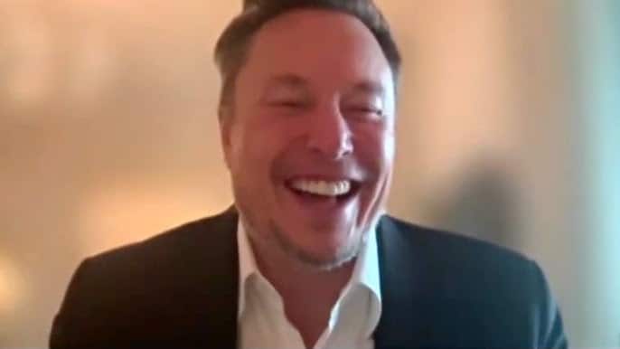 Elon Musk, o homem mais rico do mundo, fundador da Tesla e Space X, afirmou que, com o acelerado desenvolvimento da inteligência artificial e novas tecnologias, em um prazo de dez anos, o dinheiro e o trabalho não existirão mais. (Foto: YouTube)