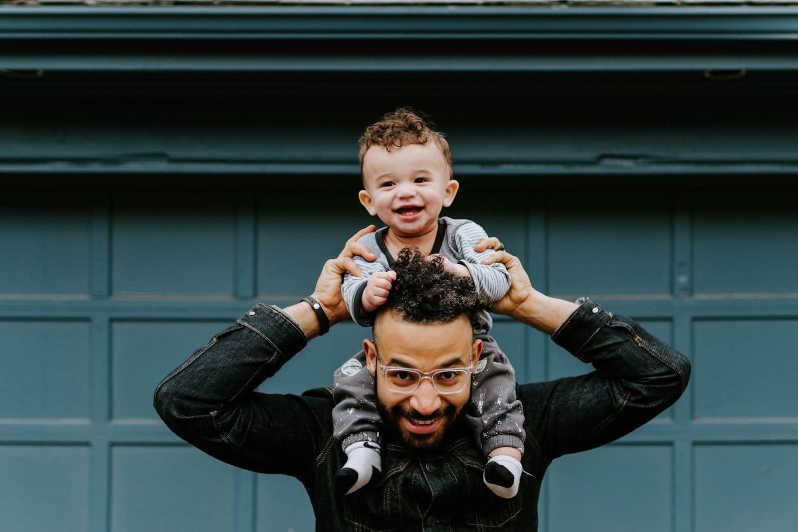 A autoestima pode ser afetada por experiências vividas durante a infância (Créditos: Unsplash / Kelly Sikkema)