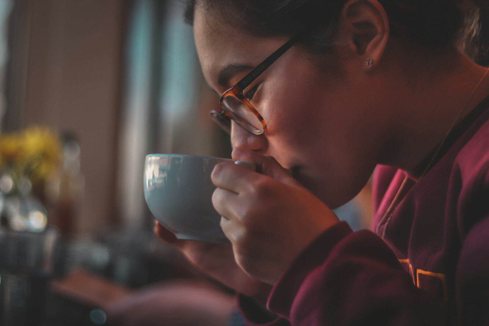 Mudanças simples podem preservar melhor as propriedades do café. (Créditos: Unsplash / Parker Johnson)