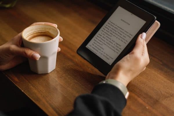 Amazon libera livros grátis e descontos de até 90% para encher o Kindle nesta quinta