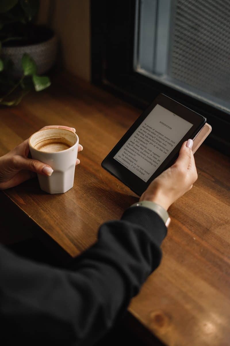 Amazon reúne livros digitais gratuitos em campanha especial para leitores (Créditos: Unsplash Lala Azizli)