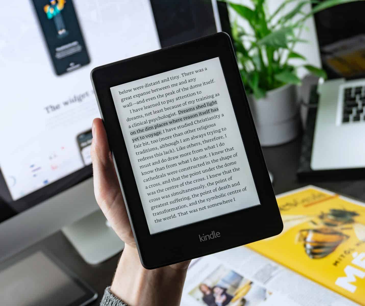 Livros de diferentes editoras participam da promoção digital da Amazon (Créditos: Unsplash Balázs Kétyi)