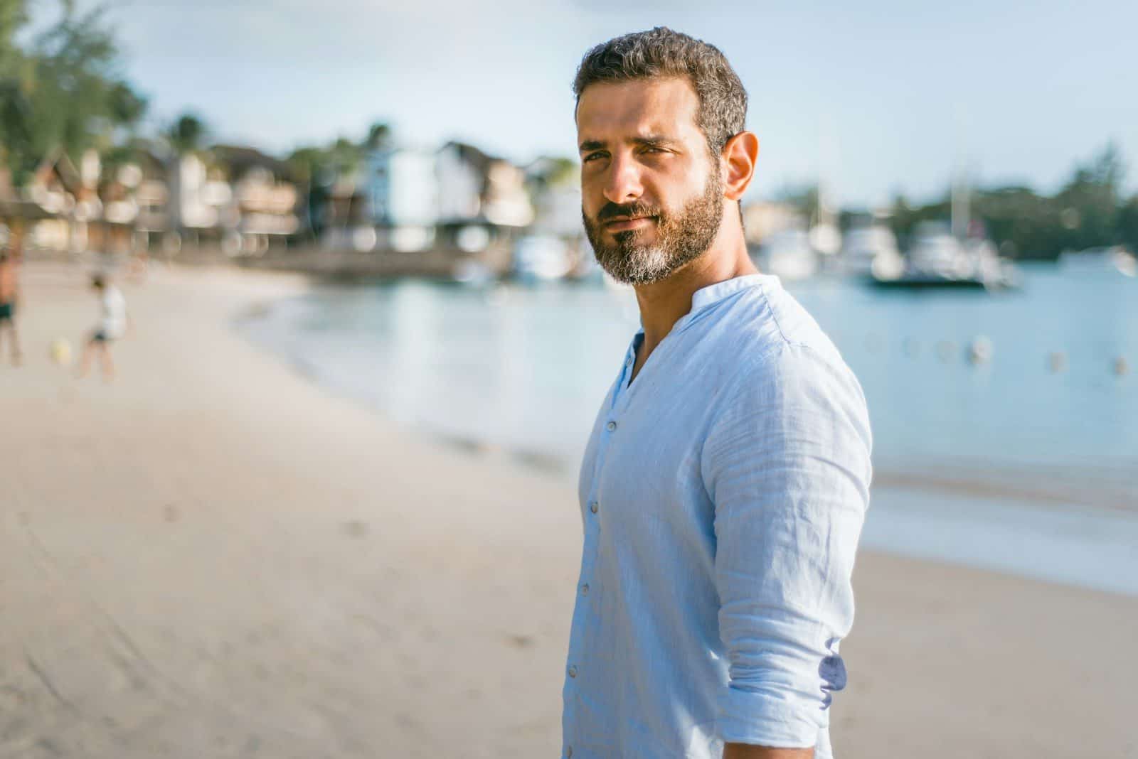A queda gradual da testosterona pode provocar mudanças importantes na saúde masculina. (Créditos: Unsplash Rana Sawalha)