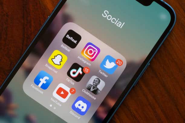A reunião, inclusive, foi agendada após a repercussão do caso de uma adolescente de 13 anos que foi induzida a tirar a própria vida durante uma live transmitida em tempo real por canais do Discord, em 22 de julho. A situação foi investigada na Operação Lívia. (Foto: iStock)