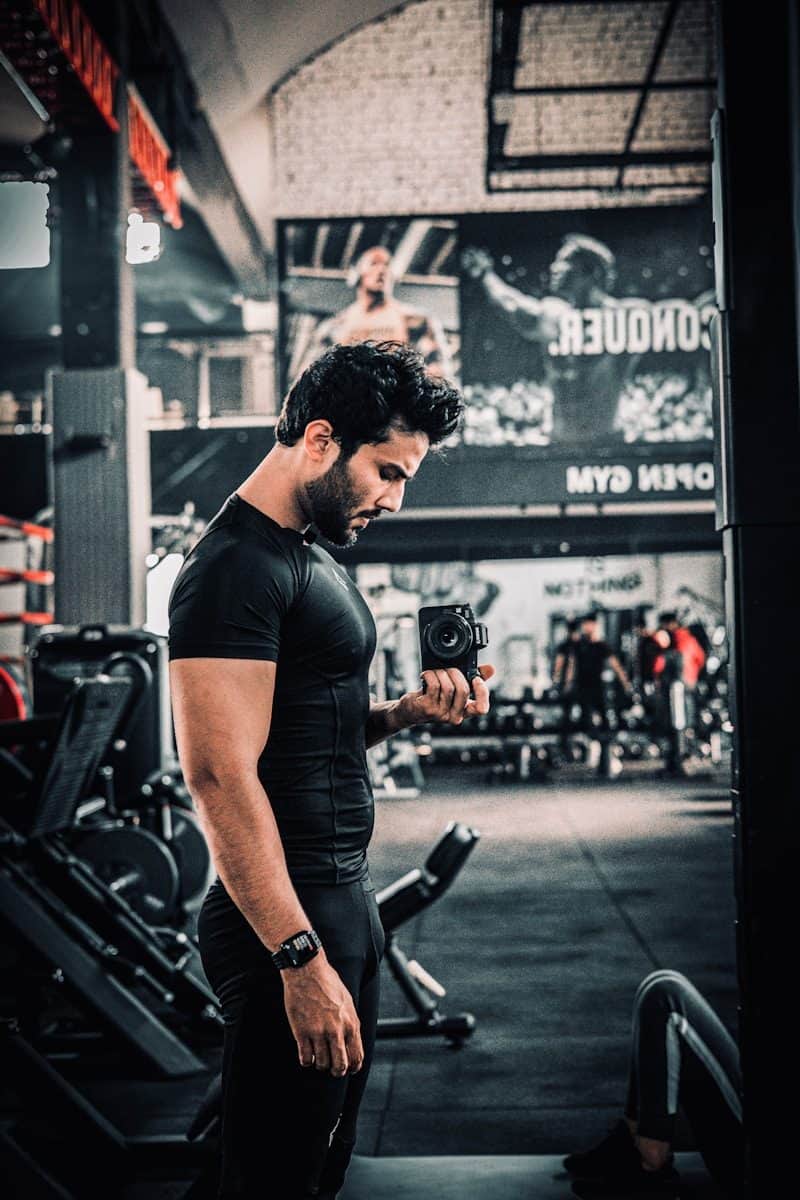 Man takes a gym selfie in front of a mirror