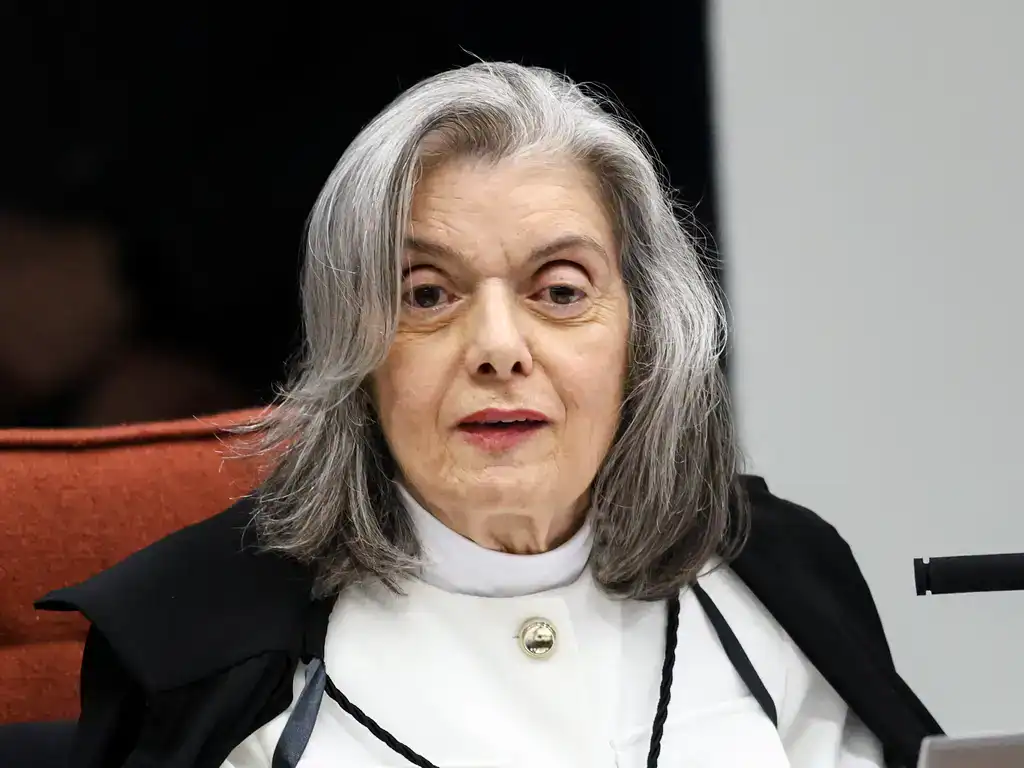 Cármen Lúcia afirmou que a representação feminina é necessária para que as próprias mulheres participem nas decisões que dizem respeito a elas. “Porque nós tivemos sempre 11 homens dizendo que sabiam o que a gente queria. Ninguém sabe o que a gente quer. Quem sabe o que a gente quer é a gente mesmo. E é preciso que isso valha dentro de casa, quando o parceiro diz: ‘Pode deixar, eu sei o que você quer’. Eu respondo: ‘Não’”, afirmou, ao ser aplaudida pelo público. (Foto: Agência Brasil)